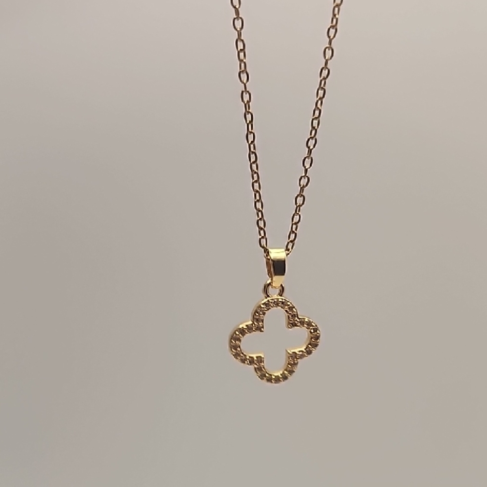 Elegant Gold Pendant Necklace